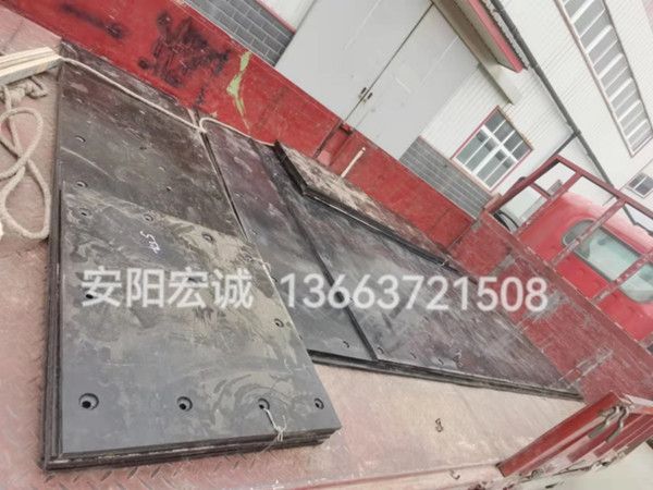 自卸車車底滑板發(fā)貨南寧，安陽宏誠自卸車車底滑板卸車沒煩惱！